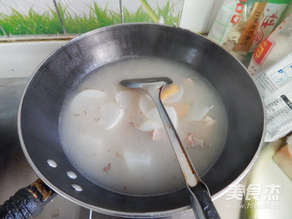 白<a href=/shicai/shucai/LuoBo/index.html target=_blank><u>萝卜</u></a><a href=/shicai/rouqin/LeiPai/index.html target=_blank><u>肋排</u></a>汤的做法