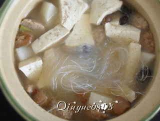 白<a href=/shicai/shucai/LuoBo/index.html target=_blank><u>萝卜</u></a>炖<a href=/shicai/mimian/DouFu/index.html target=_blank><u>豆腐</u></a>小砂锅
