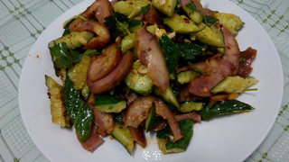 <a href=/shicai/rouqin/ZhuTouRou/index.html target=_blank><u>猪头肉</u></a>拌<a href=/shicai/shucai/HuangGua/index.html target=_blank><u>黄瓜</u></a>