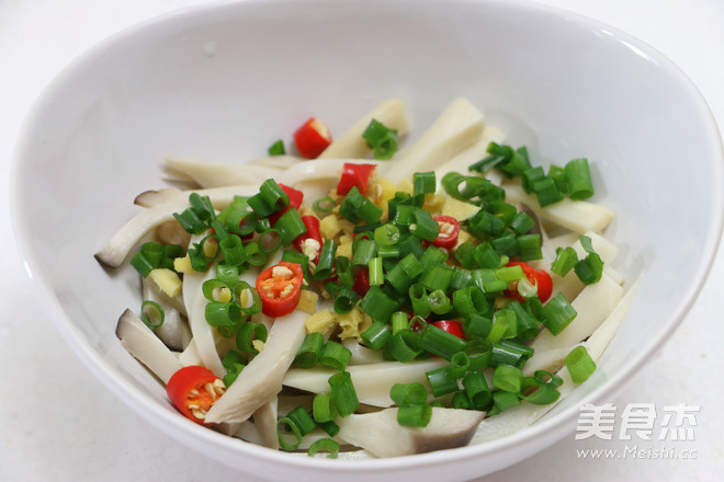 手撕<a href=/shicai/shucai/XingBaoGu/index.html target=_blank><u><a href=/shicai/guopin/Xing/index.html target=_blank><u>杏</u></a>鲍菇</u></a>的做法