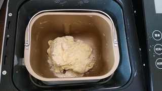 <a href=/shicai/mimian/NiuNai/index.html target=_blank><u>牛奶</u></a><a href=/shicai/guopin/XingRen/index.html target=_blank><u><a href=/shicai/guopin/Xing/index.html target=_blank><u>杏</u></a>仁</u></a>花环<a href=/shicai/mimian/MianBao/index.html target=_blank><u>面包</u></a>