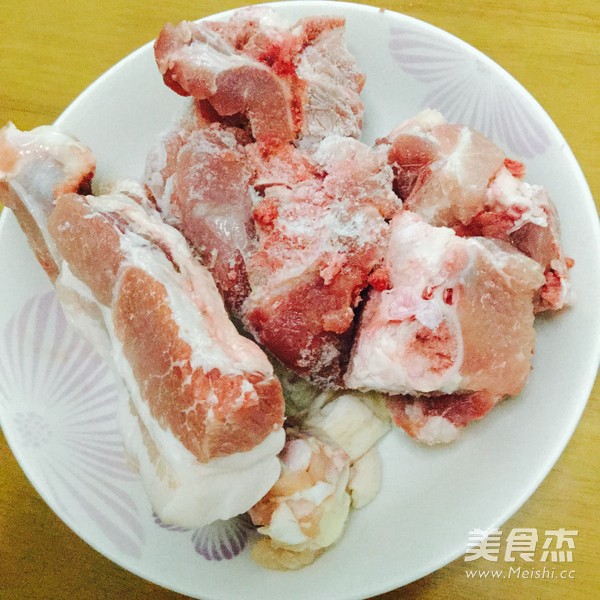 <a href=/shicai/shucai/LianOu/index.html target=_blank><u>莲<a href=/shicai/shucai/Ou/index.html target=_blank><u>藕</u></a></u></a>猪骨汤的做法