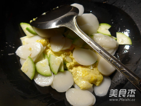 <a href=/shicai/shucai/XiHuLu/index.html target=_blank><u>西葫芦</u></a><a href=/shicai/rouqin/JiDan/index.html target=_blank><u>鸡蛋</u></a><a href=/shicai/mimian/NianGao/index.html target=_blank><u>年糕</u></a>汤的做法