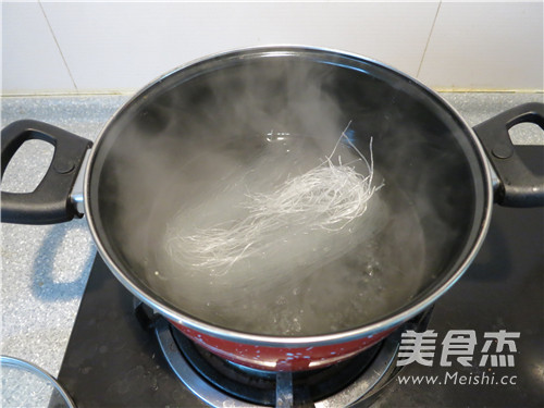 凉拌<a href=/shicai/shucai/KuJu/index.html target=_blank><u>苦菊</u></a>金针菇的做法