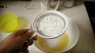 <a href=zt/qifengdg target=_blank><u>戚风蛋糕</u></a>的做法步骤：5