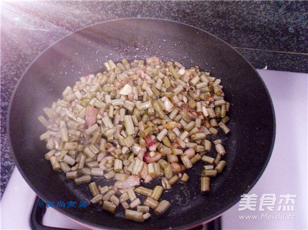 酸<a href=/shicai/shucai/DouJiao/index.html target=_blank><u>豆角</u></a>炒肉的做法