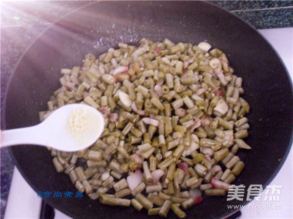 酸<a href=/shicai/shucai/DouJiao/index.html target=_blank><u>豆角</u></a>炒肉的做法