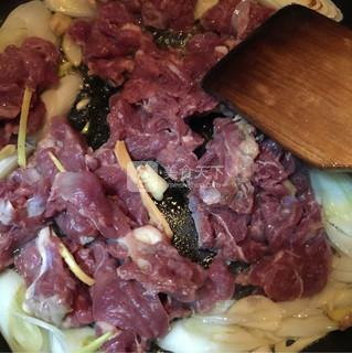 大葱爆<a href=/shicai/rouqin/YangRou/index.html target=_blank><u>羊肉</u></a>