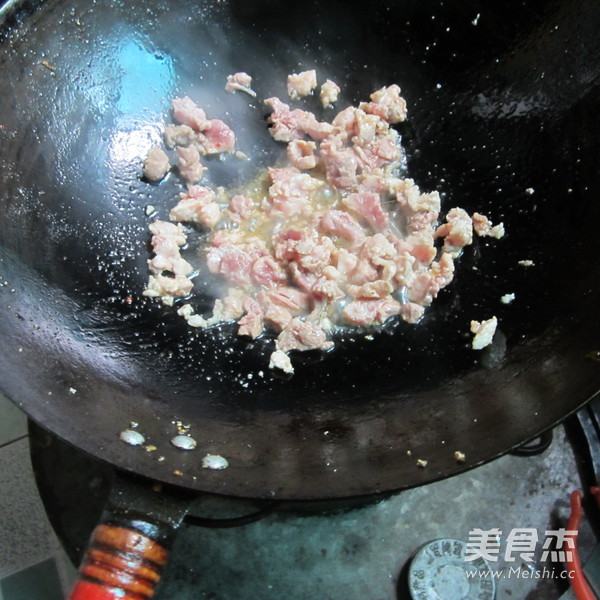 红苔菜炒肉的做法