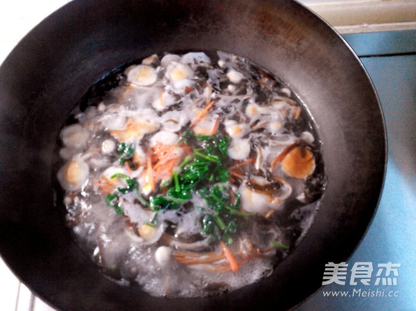 金针<a href=/shicai/shucai/LianOu/index.html target=_blank><u>莲<a href=/shicai/shucai/Ou/index.html target=_blank><u>藕</u></a></u></a>汤的做法