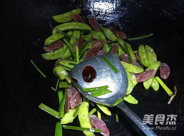腊肠炒<a href=/shicai/shucai/HeLanDou/index.html target=_blank><u>荷兰豆</u></a>的做法