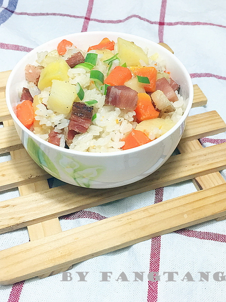 <a href=/shicai/rouqin/LaRou/index.html target=_blank><u>腊肉</u></a>焖饭