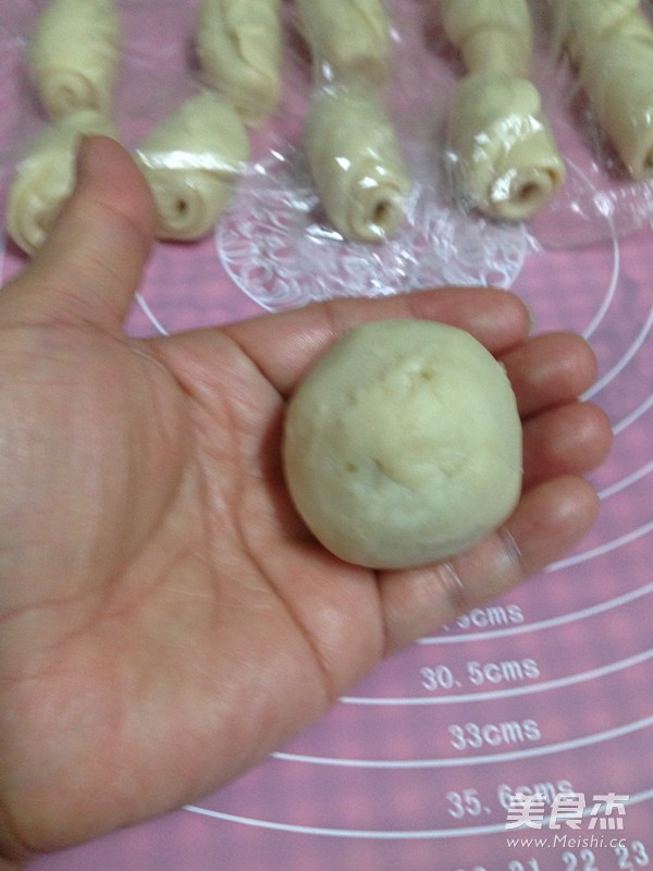 自制<a href=/shicai/mimian/LvDou/index.html target=_blank><u>绿豆</u></a>饼的做法