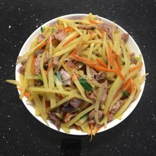 <a href=/shicai/rouqin/JiZa/index.html target=_blank><u>鸡杂</u></a>炒<a href=/shicai/shucai/TuDou/index.html target=_blank><u>土豆</u></a><a href=/shicai/shucai/HuLuoBo/index.html target=_blank><u>胡<a href=/shicai/shucai/LuoBo/index.html target=_blank><u>萝卜</u></a></u></a>丝