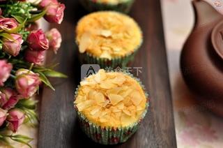 <a href=/shicai/mimian/DanNaiYou/index.html target=_blank><u>淡<a href=/shicai/mimian/NaiYou/index.html target=_blank><u>奶油</u></a></u></a>小蛋糕