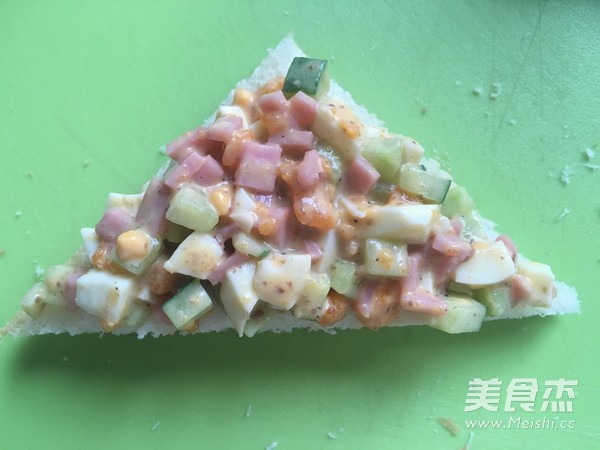 快手早餐——<a href=/shicai/rouqin/JiDan/index.html target=_blank><u>鸡蛋</u></a>三明治的做法