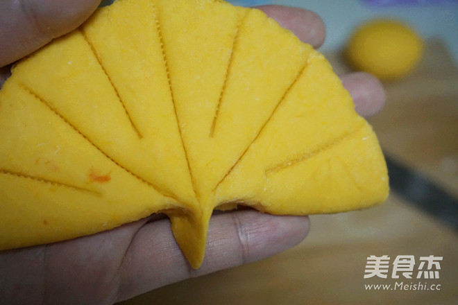 黄金<a href=/shicai/shucai/HeYe/index.html target=_blank><u>荷叶</u></a>饼的做法