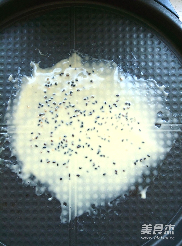 电饼铛版香酥<a href=/shicai/guopin/ZhiMa/index.html target=_blank><u>芝麻</u></a>蛋卷的做法