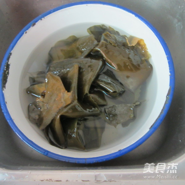 拆骨<a href=/shicai/shuichanpin/HaiDai/index.html target=_blank><u>海带</u></a>汤的做法
