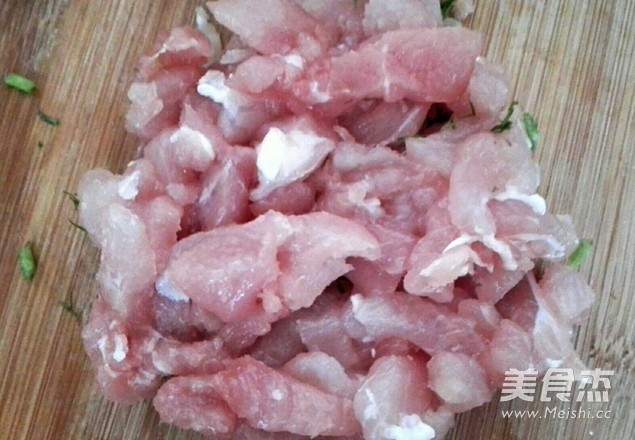 <a href=/shicai/rouqin/ZhuRou/index.html target=_blank><u>猪肉</u></a><a href=/shicai/shucai/HuiXiang/index.html target=_blank><u>茴香</u></a>馅饼的做法