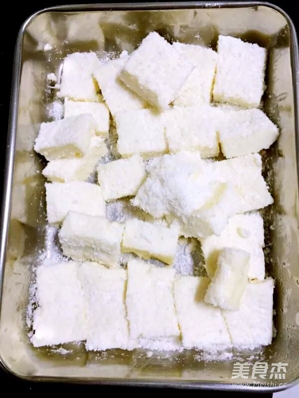 <a href=/shicai/mimian/NiuNai/index.html target=_blank><u>牛奶</u></a>椰蓉小方糕的做法
