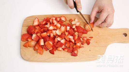 <a href=/shicai/guopin/CaoMei/index.html target=_blank><u>草莓</u></a>果酱的做法