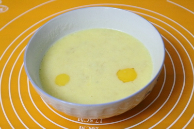 <a href=/shicai/guopin/XianJiao/index.html target=_blank><u>香蕉</u></a><a href=zt/qifengdg target=_blank><u>戚风蛋糕</u></a>步骤4