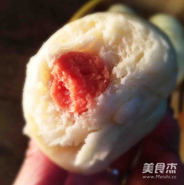 <a href=/shicai/rouqin/XiangChang/index.html target=_blank><u>香肠</u></a>卷馒头的做法