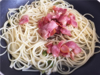 辣炒<a href=/shicai/rouqin/PeiGen/index.html target=_blank><u>培根</u></a><a href=/shicai/mimian/YiMian/index.html target=_blank><u>意面</u></a>步骤5