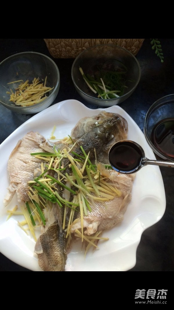 清蒸<a href=/shicai/shuichanpin/LuYu/index.html target=_blank><u>鲈鱼</u></a>的做法