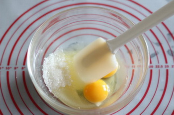 <a href=/shicai/mimian/YuMi/index.html target=_blank><u>玉米</u></a>坚果蛋糕步骤1