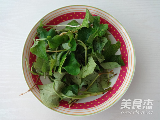 <a href=/shicai/shucai/YuXingCao/index.html target=_blank><u>鱼腥草</u></a>炖鸡汤的做法