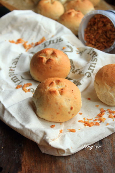 <a href=/shicai/shucai/YangCong/index.html target=_blank><u>洋葱</u></a>酥小餐包的做法