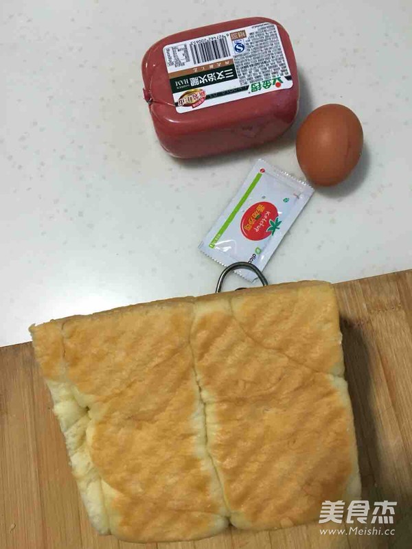 <a href=/shicai/rouqin/JiDan/index.html target=_blank><u>鸡蛋</u></a><a href=/shicai/rouqin/HuoTui/index.html target=_blank><u>火腿</u></a>三明治的做法