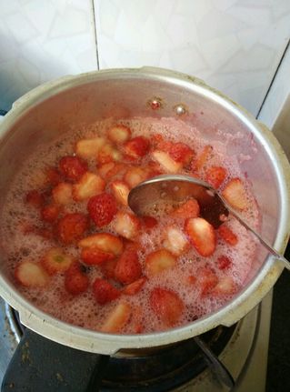 自制<a href=/shicai/guopin/CaoMei/index.html target=_blank><u>草莓</u></a>果酱