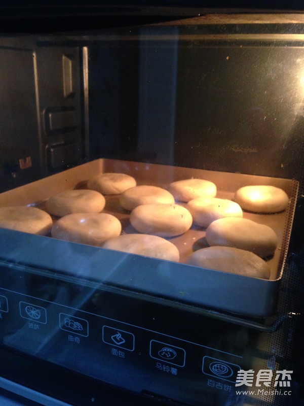 自制<a href=/shicai/mimian/LvDou/index.html target=_blank><u>绿豆</u></a>饼的做法