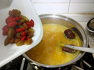 红<a href=/shicai/guopin/Zao/index.html target=_blank><u>枣</u></a><a href=/shicai/guopin/GouQi/index.html target=_blank><u>枸杞</u></a><a href=/shicai/shucai/NanGua/index.html target=_blank><u>南瓜</u></a>粥