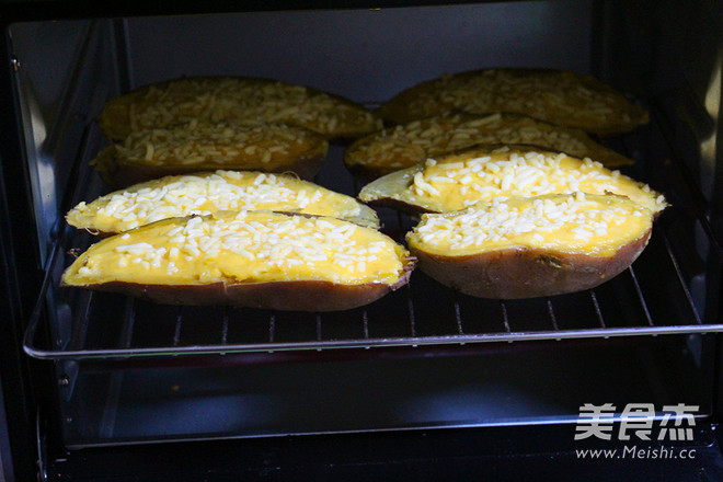 <a href=/shicai/mimian/ZhiShi/index.html target=_blank><u>芝士</u></a><a href=/shicai/mimian/NaiYou/index.html target=_blank><u>奶油</u></a>焗<a href=/shicai/shucai/DiGua/index.html target=_blank><u>地瓜</u></a>的做法