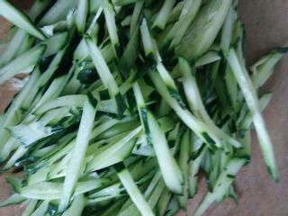 <a href=/shicai/guopin/ZhiMa/index.html target=_blank><u>芝麻</u></a>酱凉拌<a href=/shicai/shucai/HuangGua/index.html target=_blank><u>黄瓜</u></a>豆<a href=/shicai/shucai/YaCai/index.html target=_blank><u>芽菜</u></a>