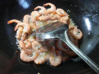 鲜虾炒<a href=/shicai/shucai/TongHao/index.html target=_blank><u>茼蒿</u></a>