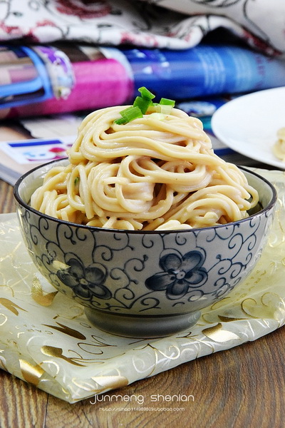 <a href=/shicai/guopin/HuaSheng/index.html target=_blank><u>花生</u></a>酱拌面的做法