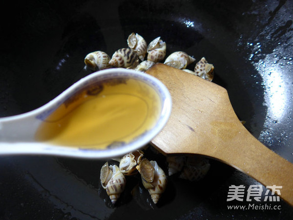 咸味虾花螺<a href=/shicai/mimian/DouFu/index.html target=_blank><u>豆腐</u></a>汤的做法