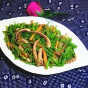 芹菜炒鱿鱼头的做法