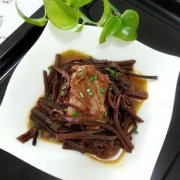 蕨菜烧排骨的做法