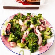 西兰花炒鱿鱼的做法