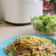 牛肉包菜炒面的做法