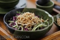 手撕鸡丝拌<a href=/shicai/mimian/DouPi/index.html target=_blank><u>豆皮</u></a>的做法