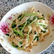 韭菜炒千张的做法