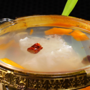 【银耳汤什么时候放冰糖】银耳汤放多少冰糖_银耳汤放冰糖还是放白糖