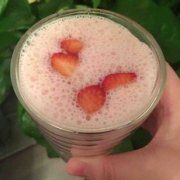 草莓牛奶的做法